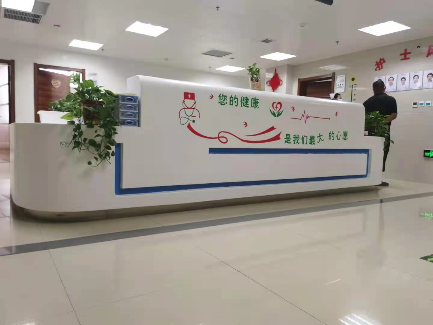 公司產品有兒童病床、單搖病床、醫療家具、治療臺、護理床、藥架等